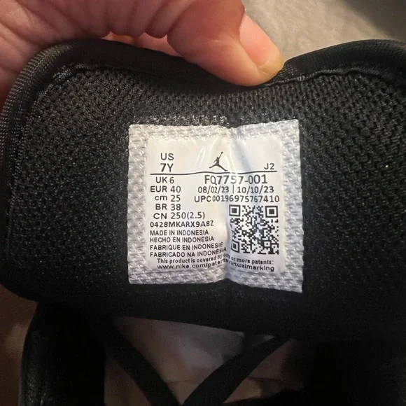 Brand new Jordan 1 Low Sz 7 Y - Picture 4 of 5